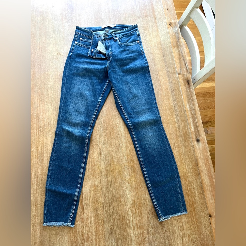 Vineyard Vines high rise skinny jean with rough hem. Size 28. EUC